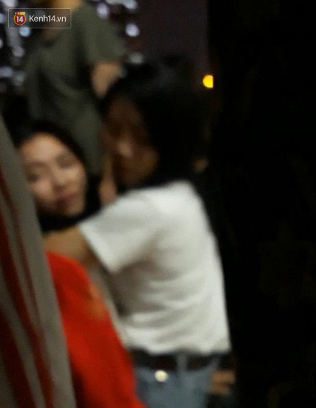 Xót xa cảnh mẹ khóc ngất gọi tên con tại hiện trường vụ bé gái rơi từ cửa sổ phòng ngủ tầng 24 chung cư tử vong - Ảnh 2.