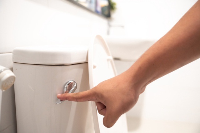 Khi bị táo bón mà xuất hiện một trong những dấu hiệu sau, chuyên gia cảnh báo bạn nên đi khám càng sớm càng tốt - Ảnh 3.