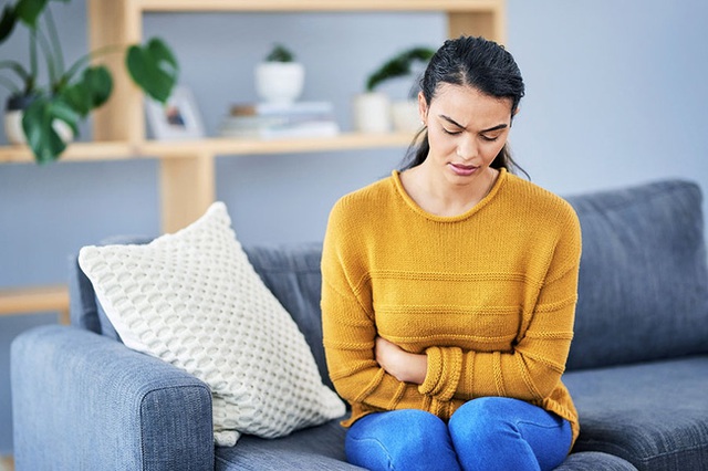 Khi bị táo bón mà xuất hiện một trong những dấu hiệu sau, chuyên gia cảnh báo bạn nên đi khám càng sớm càng tốt - Ảnh 1.