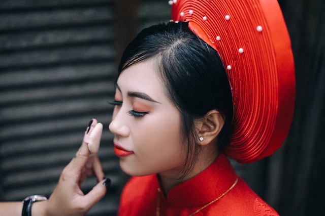 Đám cưới mùa nước nổi: Cô dâu chú rể thả dép đi chân trần lội nước - Ảnh 6.