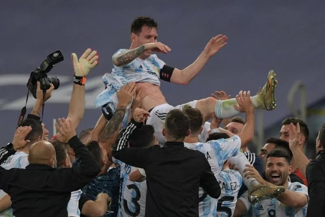 Ảnh: Messi được cả đội tung lên trời sau khi giành chức vô địch đầu tiên với ĐT Argentina - Ảnh 3.