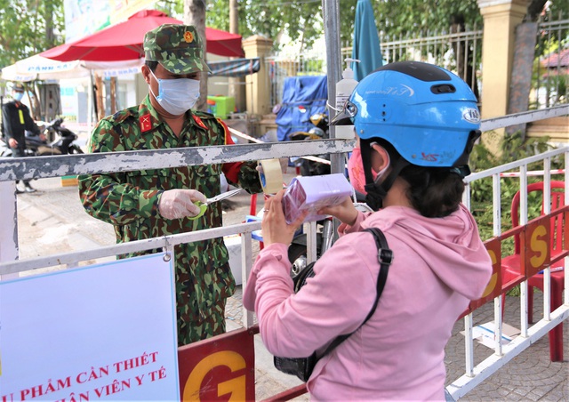 Người dân Đà Nẵng cùng mang nhu yếu phẩm tiếp tế cho bệnh nhân, bác sĩ, công an trong khu cách ly: Các bạn cần gì cứ nói! - Ảnh 13.