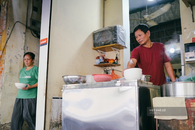 Quán phở sáng của ông chủ kỹ tính bậc nhất phố cổ Hà Nội: Dao thái thịt đố ai được động vào, vợ bán chung gần 30 năm vẫn không được đứng bếp! - Ảnh 4.