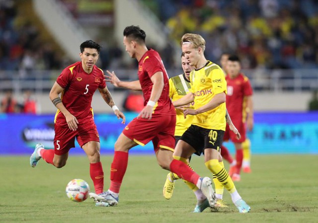 Tuyển Việt Nam thắng ngược CLB Dortmund - Ảnh 1.
