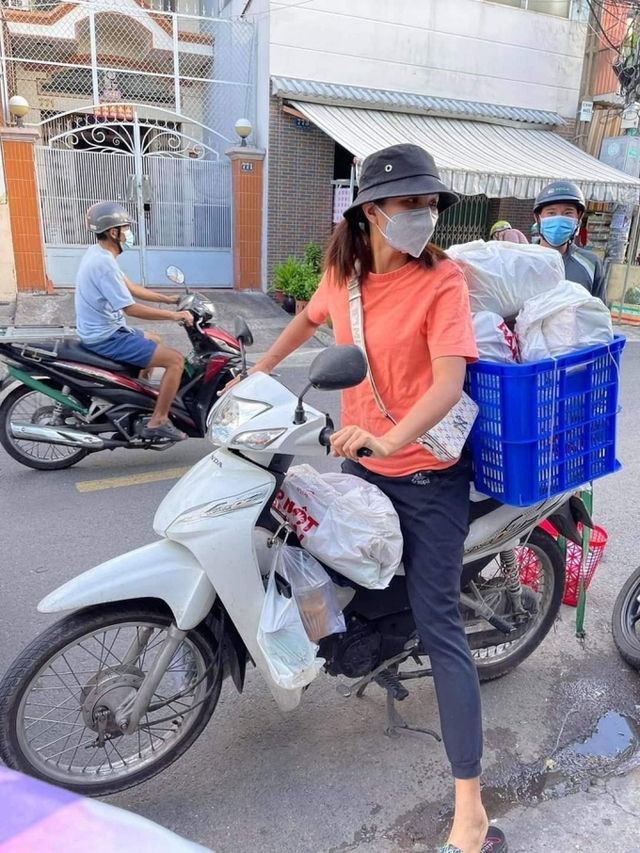 Hoa hậu Việt làm shipper hỗ trợ người dân trong dịch COVID-19: Lên sân khấu lộng lẫy bao nhiêu, đi làm tình nguyện giản dị, chất phác bấy nhiêu - Ảnh 2.