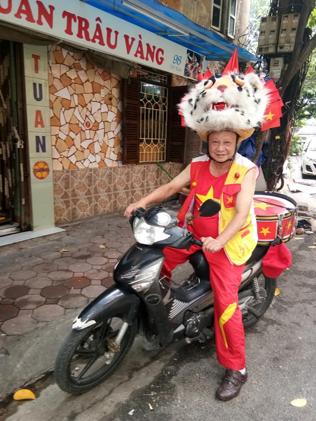 Gặp cổ động viên số 1 Việt Nam 20 năm làm mũ linh vật SEA Games: Tôi đi dọc bờ hồ Hoàn Kiếm đến sân Hàng Đẫy, ai cũng ngước nhìn - Ảnh 10.