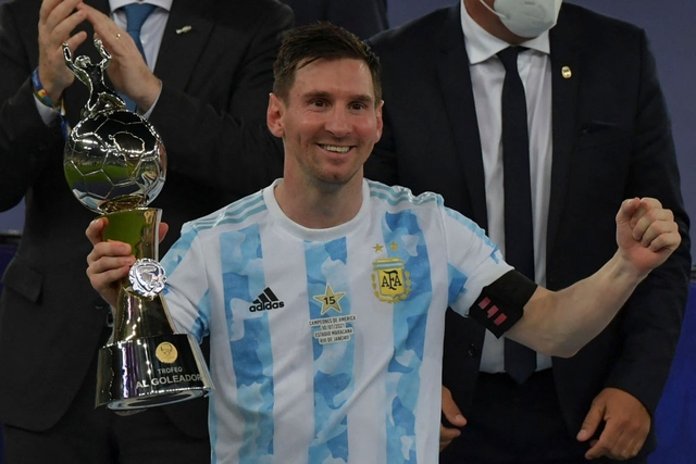 Ảnh: Messi được cả đội tung lên trời sau khi giành chức vô địch đầu tiên với ĐT Argentina - Ảnh 8.