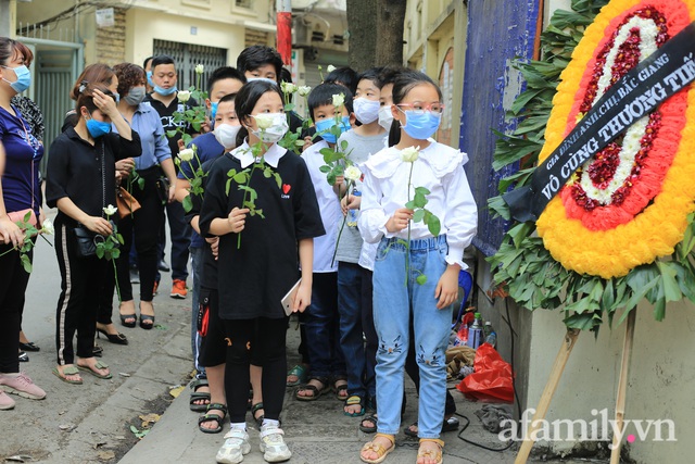 Nhói lòng những ánh mắt ngây thơ cùng nhành hoa trắng tiễn đưa nạn nhân nhỏ tuổi nhất trong vụ cháy nhà kinh hoàng trên phố Tôn Đức Thắng - Ảnh 3.