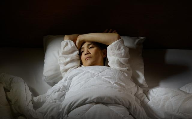 4 việc phụ nữ làm trước khi đi ngủ có thể đẩy nhanh quá trình lão hóa của cơ thể nhưng nhiều người không biết - Ảnh 3.