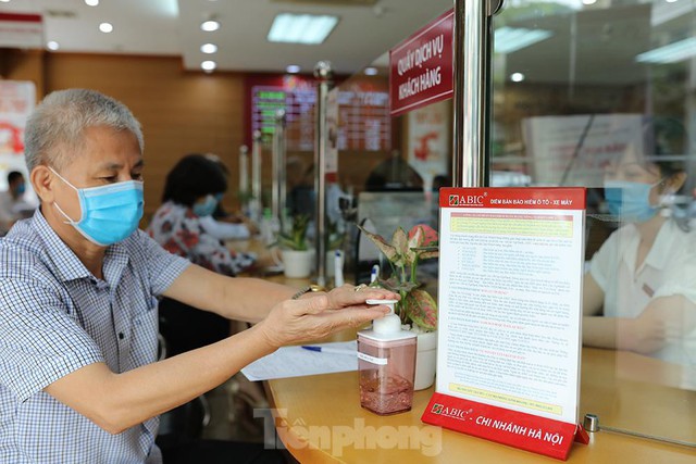  Ngân hàng bật chế độ phòng chống COVID-19 cấp độ mới, tiền thu về đều phải khử khuẩn - Ảnh 2.