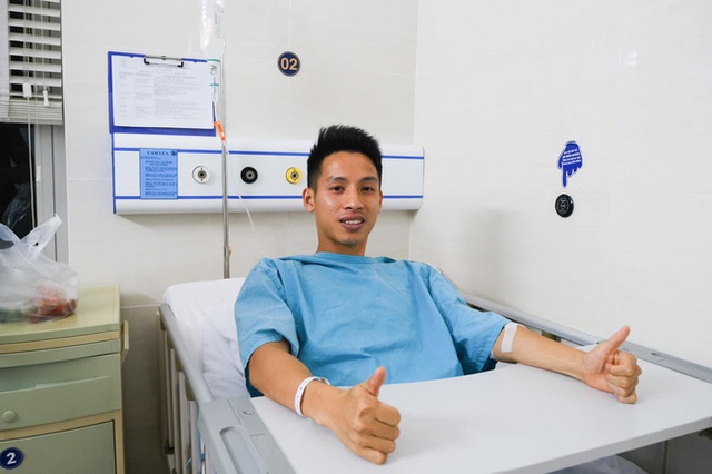 Thông tin mới nhất về sức khỏe tiền vệ Đỗ Hùng Dũng sau cú va chạm kinh hoàng khiến ống đồng gãy đôi - Ảnh 1.