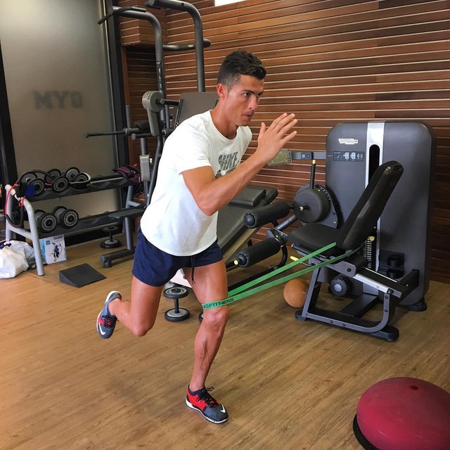 Tuổi sinh học trẻ hơn tuổi đời 10 năm: Cầu thủ xuất sắc nhất thế giới Cristiano Ronaldo đã luyện tập và ăn uống như thế nào để luôn giữ phong độ đỉnh cao? - Ảnh 3.