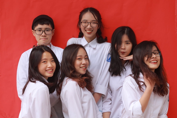 Đỉnh như hội bạn thân nhà người ta: Học chung từ cấp 1 rồi cùng đi du học Pháp, giờ người làm Big4 người vào showbiz - Ảnh 1.