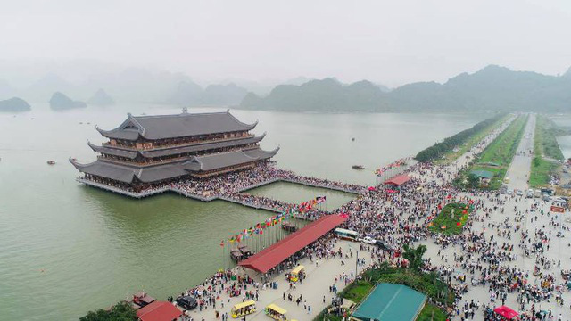 Kinh nghiệm đi chùa Tam Chúc để không bị đông nghẹt người mà lại ngắm được cảnh đẹp - Ảnh 1.