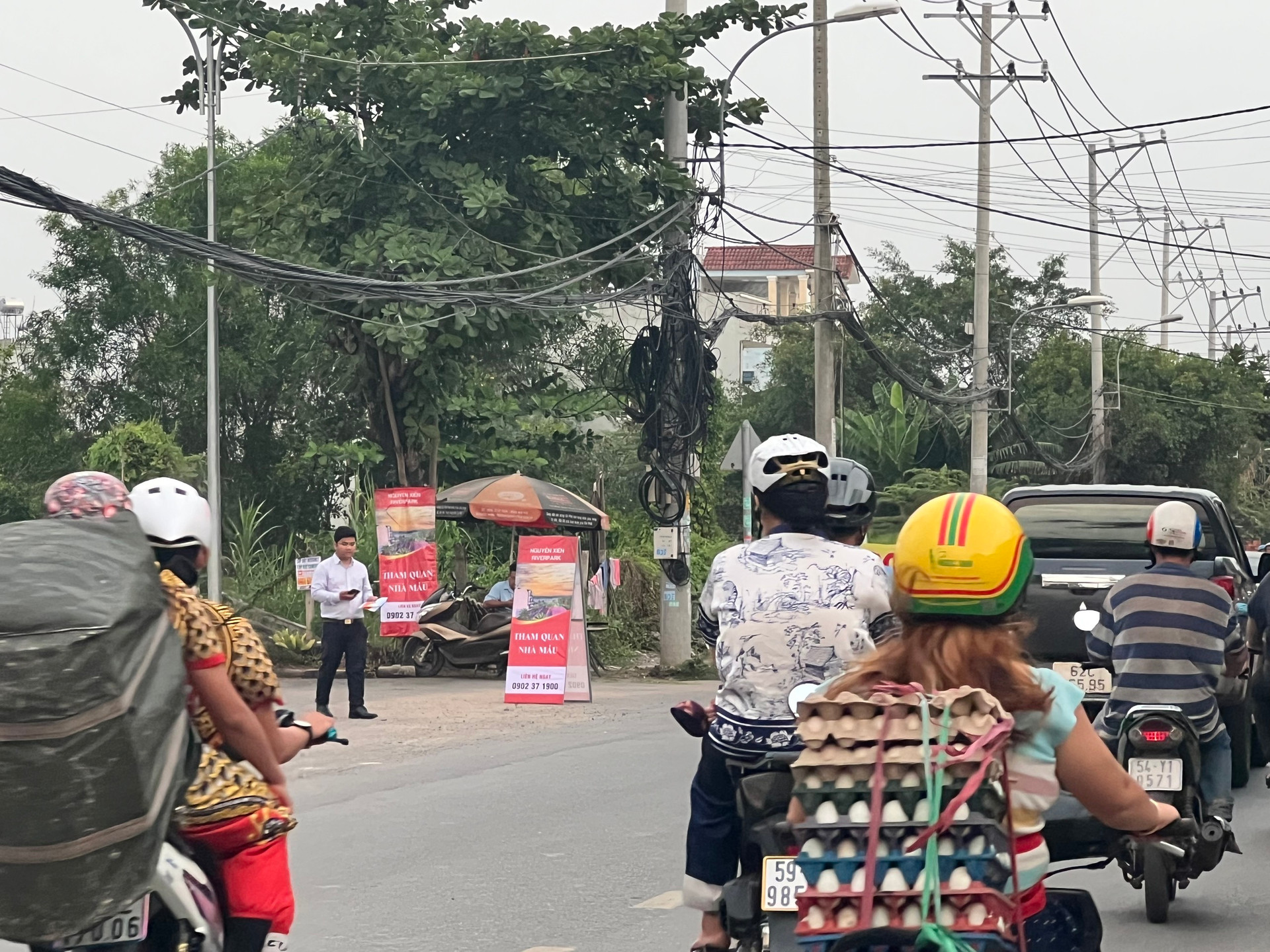 Nhận hàng giảm giá từ tay nhà đầu tư, môi giới liên tục rao “ngộp sâu lắm rồi”! - Ảnh 1.