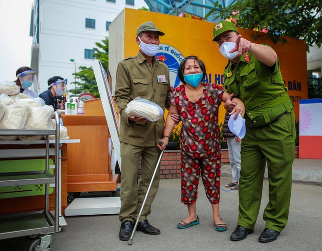 Vẫn là phát gạo cho người khó khăn, nhưng cách làm mới lạ của trường Đại học Kinh tế Quốc dân giúp cho món quà nhỏ ý nghĩa được trao tặng đúng người cần - Ảnh 9.