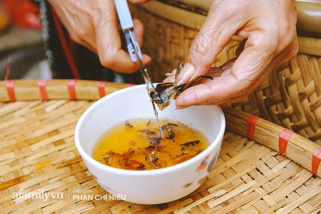 Bánh cuốn cà cuống: Món ăn tưởng đã thất truyền, nào ngờ vẫn được người phụ nữ 30 năm bán trên phố Nguyễn Khuyến gìn giữ, ai ăn thử một lần nghiện đến khó quên - Ảnh 13.