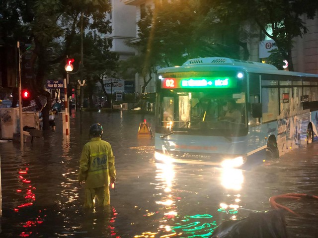 Hà Nội: Mưa to như trút nước lúc tan tầm, nhiều tuyến phố trung tâm lại biến thành sông - Ảnh 11.