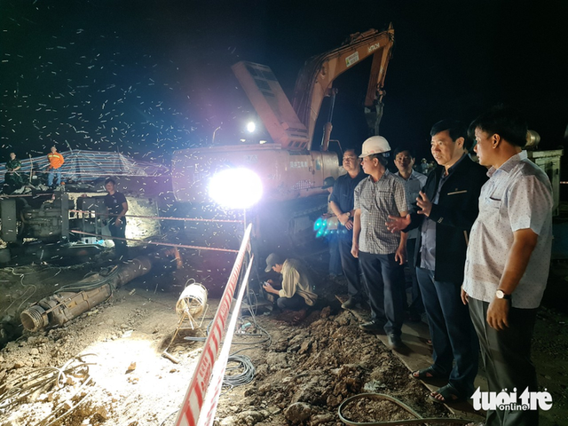 Đã làm sạch bùn đất sâu 23m, mai sẽ cố gắng nhổ trụ bê tông cứu bé trai - Ảnh 2.