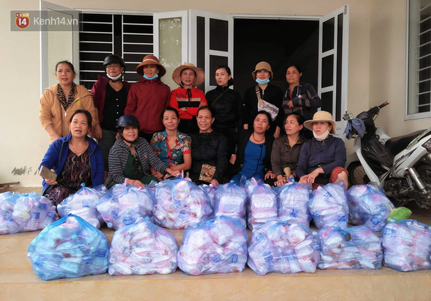 Phụ nữ Quảng Trị nấu ăn miễn phí cho thân nhân của 22 chiến sĩ hy sinh ở Sư đoàn 337 và người dân vùng ngập lũ - Ảnh 2.