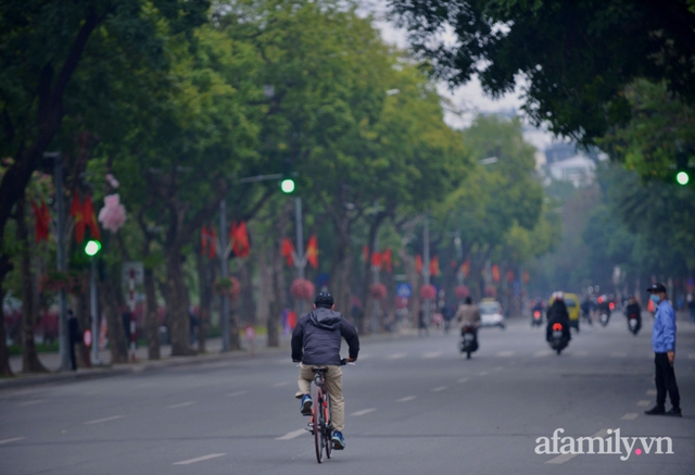 Hà Nội sáng mùng 1 Tết: Đường đông hơn mọi năm nhưng vẫn thênh thang yên bình đến lạ, người dân thong thả đạp xe, đi lễ đền Ngọc Sơn - Ảnh 4.