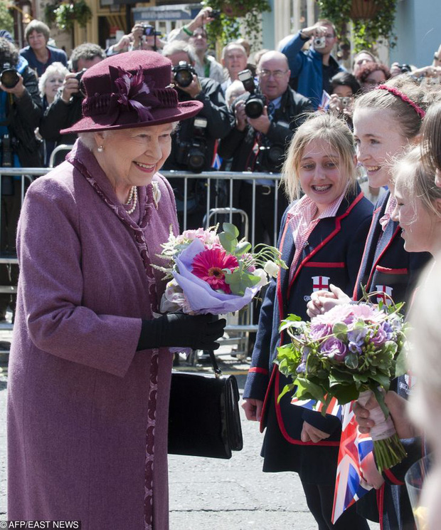 Những lần quy định Hoàng gia Anh bị phá tan bởi chính Nữ hoàng Elizabeth II: Ai mà nghĩ Nữ hoàng cũng có lúc nổi loạn đến vậy - Ảnh 8.