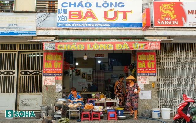 Quán cháo lòng 80 năm vẫn giữ nguyên hương vị, nấu trong nồi làm từ 2 cái chậu nhôm - Ảnh 1.