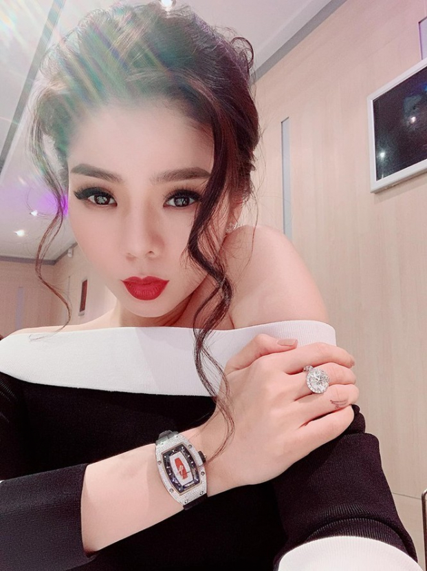 “Nữ hoàng phòng trà” Lệ Quyên và tuổi 40 vạn người mơ ước: Bất động sản, xế hộp hạng sang, BST kim cương gây choáng và chuyện tình mới hé nở với trai trẻ đang gây sốt - Ảnh 6.