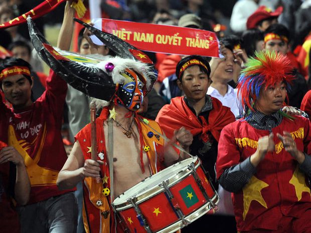 Gặp cổ động viên số 1 Việt Nam 20 năm làm mũ linh vật SEA Games: Tôi đi dọc bờ hồ Hoàn Kiếm đến sân Hàng Đẫy, ai cũng ngước nhìn - Ảnh 2.