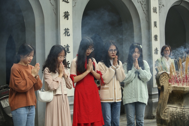 Trước Valentine, chùa Hà lại đông đúc bạn trẻ kéo đến cầu duyên - Ảnh 10.