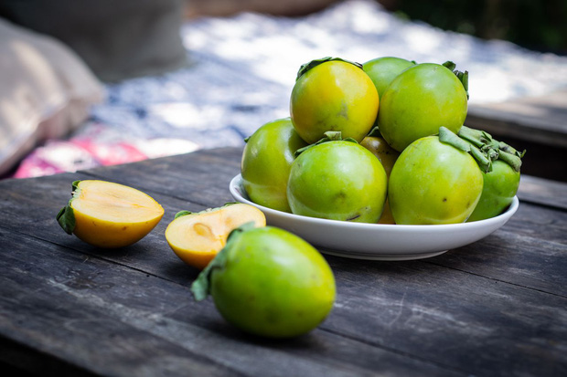 Hồng giòn vào mùa ăn vừa ngọt vừa giàu dinh dưỡng, nhưng bạn cần lưu ý 5 điều để tránh nguy cơ tắc ruột - Ảnh 2.