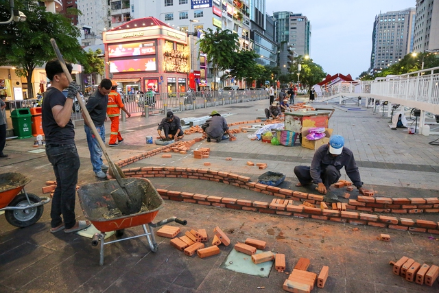 Linh vật mèo lộ diện tại Đường hoa Nguyễn Huệ: Người dân TP.HCM thích thú vì quá đáng yêu - Ảnh 15.