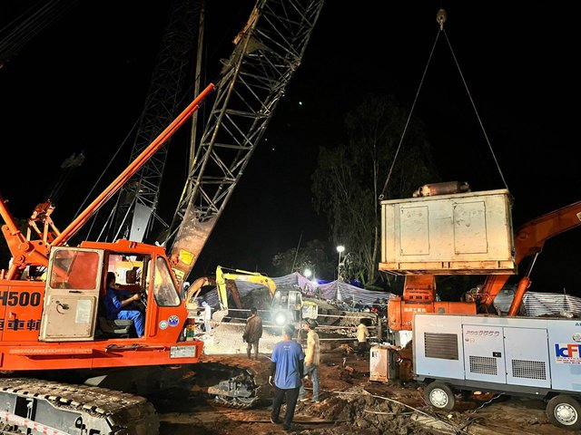  Tiếp tục nỗ lực xuyên đêm giải cứu bé trai lọt xuống trụ bê tông - Ảnh 1.