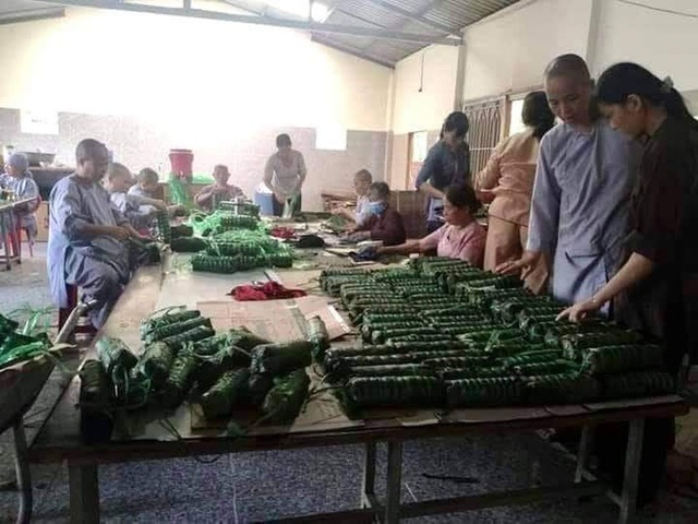 Người dân nhiều tỉnh thành chung tay gói hàng ngàn chiếc bánh chưng, bánh tét cứu trợ khúc ruột miền Trung - Ảnh 18.