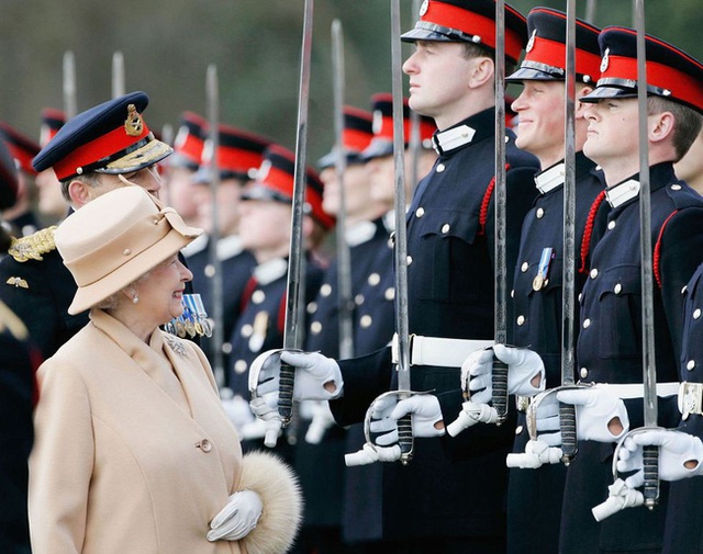 Nữ hoàng Elizabeth II: Từ công chúa sinh ra trong nhung lụa trở thành người phụ nữ quyền lực truyền cảm hứng cho hàng triệu trái tim - Ảnh 36.