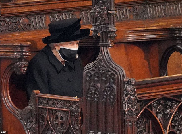 Hé lộ chi tiết ngọt ngào trong bức thư Nữ hoàng tự tay viết đặt trên linh cữu Hoàng thân Philip cùng kỷ vật đặc biệt bà giữ trong túi suốt tang lễ - Ảnh 3.