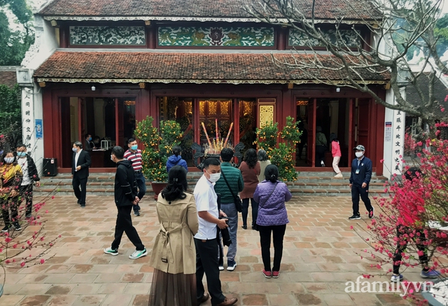 Hà Nội sáng mùng 1 Tết: Đường đông hơn mọi năm nhưng vẫn thênh thang yên bình đến lạ, người dân thong thả đạp xe, đi lễ đền Ngọc Sơn - Ảnh 14.