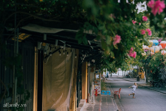 Chùm ảnh Hội An những ngày vắng khách du lịch vì dịch Covid-19, nhưng sự bình tĩnh và giữ ý thức chung khiến cuộc sống của người dân nơi đây vẫn nhẹ nhàng và luôn lạc quan - Ảnh 6.