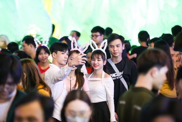 TP.HCM: Giới trẻ đổ xô ra đường đi chơi Noel đông đúc tại trung tâm quận 1 và khu xóm đạo quận 8 - Ảnh 19.