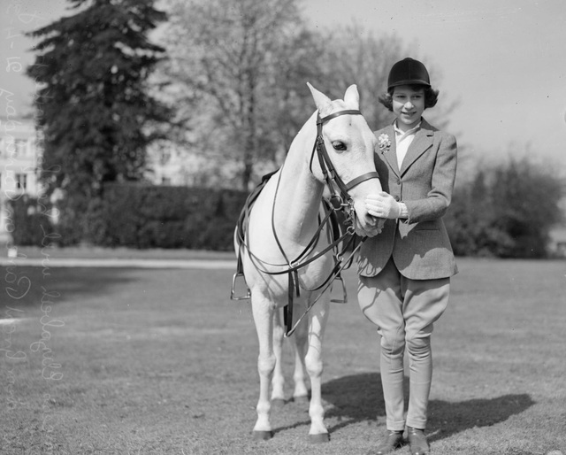 Nữ hoàng Elizabeth II: Từ công chúa sinh ra trong nhung lụa trở thành người phụ nữ quyền lực truyền cảm hứng cho hàng triệu trái tim - Ảnh 10.