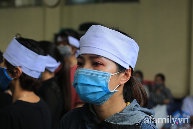 Nhói lòng những ánh mắt ngây thơ cùng nhành hoa trắng tiễn đưa nạn nhân nhỏ tuổi nhất trong vụ cháy nhà kinh hoàng trên phố Tôn Đức Thắng - Ảnh 10.