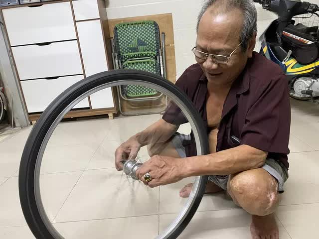 Hải Phòng: Chuyện vợ chồng hưu trí chạy xe ôm, dành lương hưu mua xe đạp cũ, sửa tặng học sinh nghèo - Ảnh 5.