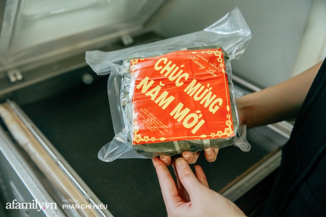 Làng bánh chưng Tranh Khúc nhộn nhịp vụ Tết: Những người thợ được lập trình cứ 30 giây xong một chiếc bánh, phải chế cho được nồi chứa 400 chiếc bánh mới chịu nổi lửa - Ảnh 23.