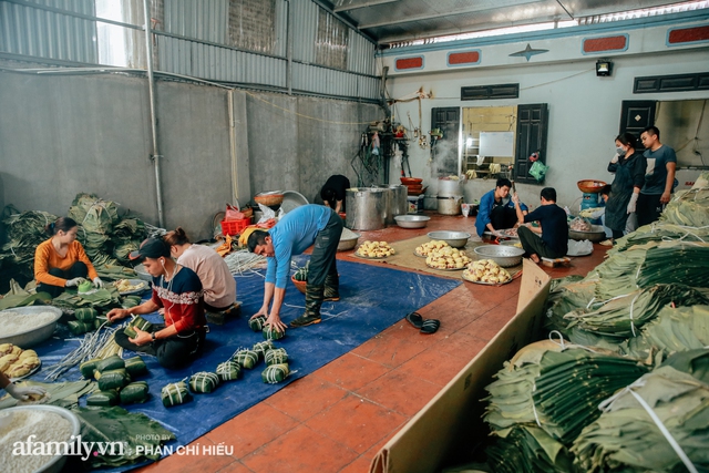 Làng bánh chưng Tranh Khúc nhộn nhịp vụ Tết: Những người thợ được lập trình cứ 30 giây xong một chiếc bánh, phải chế cho được nồi chứa 400 chiếc bánh mới chịu nổi lửa - Ảnh 1.