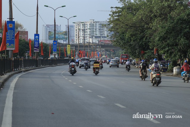 Kết thúc kỳ nghỉ lễ 30/4: Hàng nghìn phương tiện nối đuôi nhau, trẻ em ngủ gục trên xe máy theo cha mẹ quay trở lại Hà Nội - Ảnh 4.