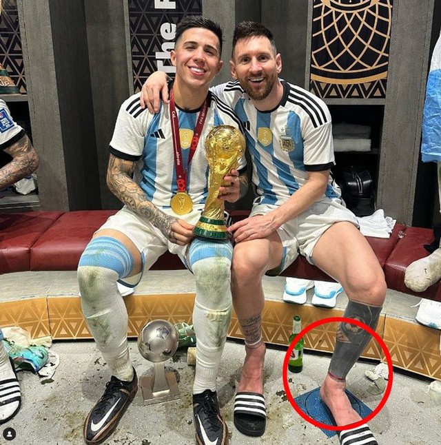 Sợi dây đỏ bí ẩn mang lại may mắn cho Messi tại World Cup cuối cùng trong sự nghiệp - Ảnh 3.