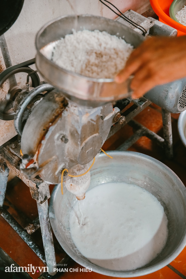 Bánh cuốn cà cuống: Món ăn tưởng đã thất truyền, nào ngờ vẫn được người phụ nữ 30 năm bán trên phố Nguyễn Khuyến gìn giữ, ai ăn thử một lần nghiện đến khó quên - Ảnh 3.