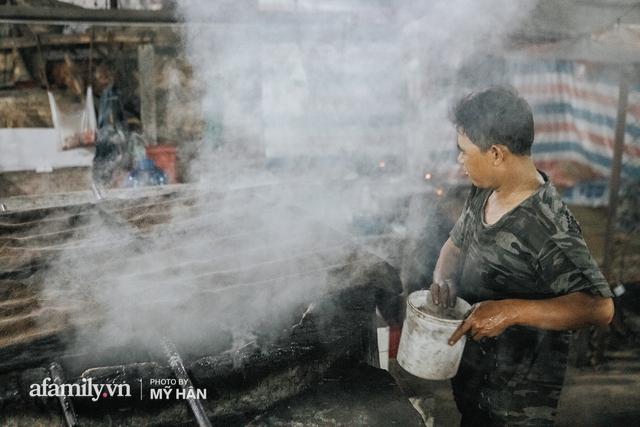 3h sáng đột nhập lò heo quay lớn nhất Cần Thơ, xem quá trình chế biến cực NGUY HIỂM từ lúc heo còn sống đến khi phồng giòn trong chiếc lu khổng lồ! - Ảnh 17.