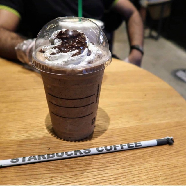 Cửa hàng Starbucks tại xứ siêu giàu gây bất ngờ với mái lá, tường nứt cũ kỹ như kiểu nhà đất Việt Nam - Ảnh 11.