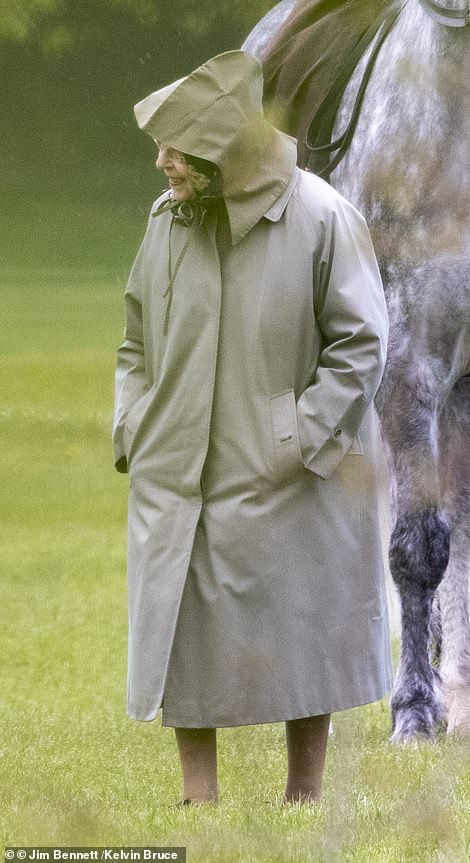 Nữ hoàng Anh xuất hiện với hoạt động tri ân bạn đời quá cố, Meghan Markle chiếm sóng khi đăng đàn nói về sự bất công - Ảnh 2.